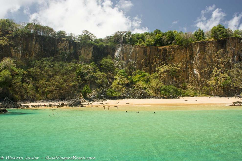 Imagem da praia com águas translúcidas em Fernando de Noronha.